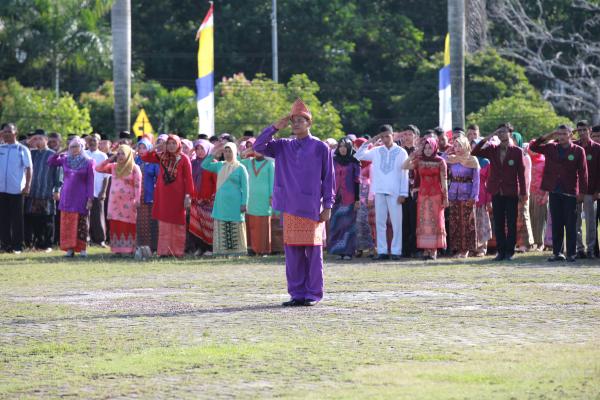 Peserta Upacara Hardiknas Pemprov Babel Kenakan Pakaian Adat