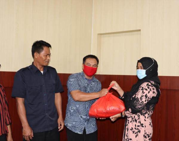 Ketua DWP Dishub Babel Serahkan Bansos Kepada PHL Dishub  