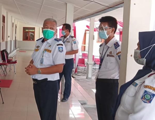 Plt. Kadishub Menyerahkan Pergub Tentang Tarif Angkutan Penyeberangan Lintas Sadai-Tanjung Ru.