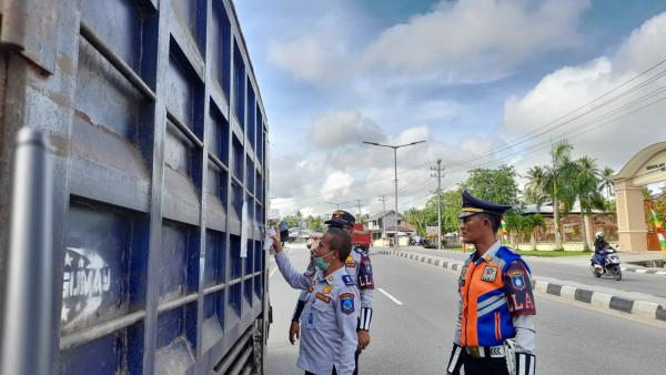 Petugas Dishub Babel Tilang 107 Kendaraan Tidak Memiliki KIR Selama 4 Hari