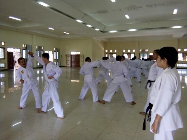 Sat Pol PP Babel Layani Latihan Karate