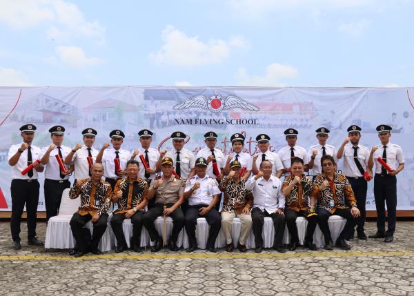 Foto Bersama Wisuda Nam Flying School