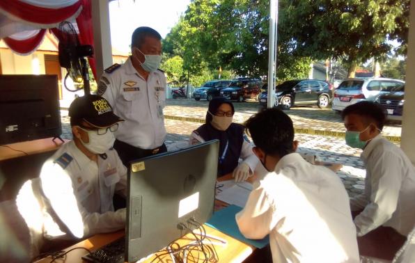 Sekretaris Dinas Perhubungan Babel , Zanuari Anizar Sedang Meninjau Pelaksanaan Seleksi di Meja Registrasi
