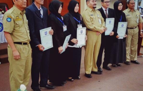 Asisten III Bidang Administrasi Umum Setda Pemprov Babel, Drs. H. Sahirman, M.Si bersama 5 peserta terbaik dalam Diklat Pim III angkatan XVIII foto bersama di acara penutupan Diklat Pim III di Bandiklat Provinsi Babel Selasa (23/8/2016).(foto: wahyono)